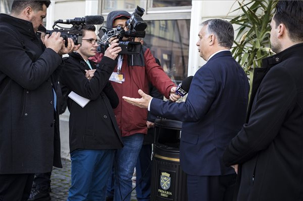 Fotó: MTI/Miniszterelnöki Sajtóiroda A Miniszterelnöki Sajtóiroda által közreadott képen Orbán Viktor miniszterelnök román újságíróknak nyilatkozik
