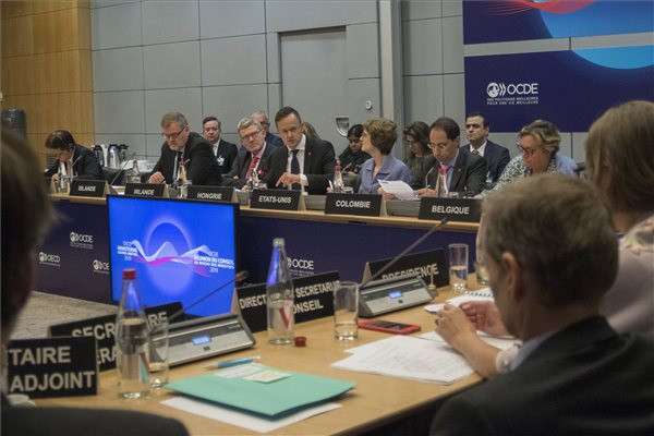 Fotó: MTI/KKM/Burger Zsolt Szijjártó Péter külgazdasági és külügyminiszter (k) felszólal az OECD, a Digitális innováció az intelligens megoldások motorja a jobb életért című panelbeszélgetésén Párizsban 2019. május 23-án