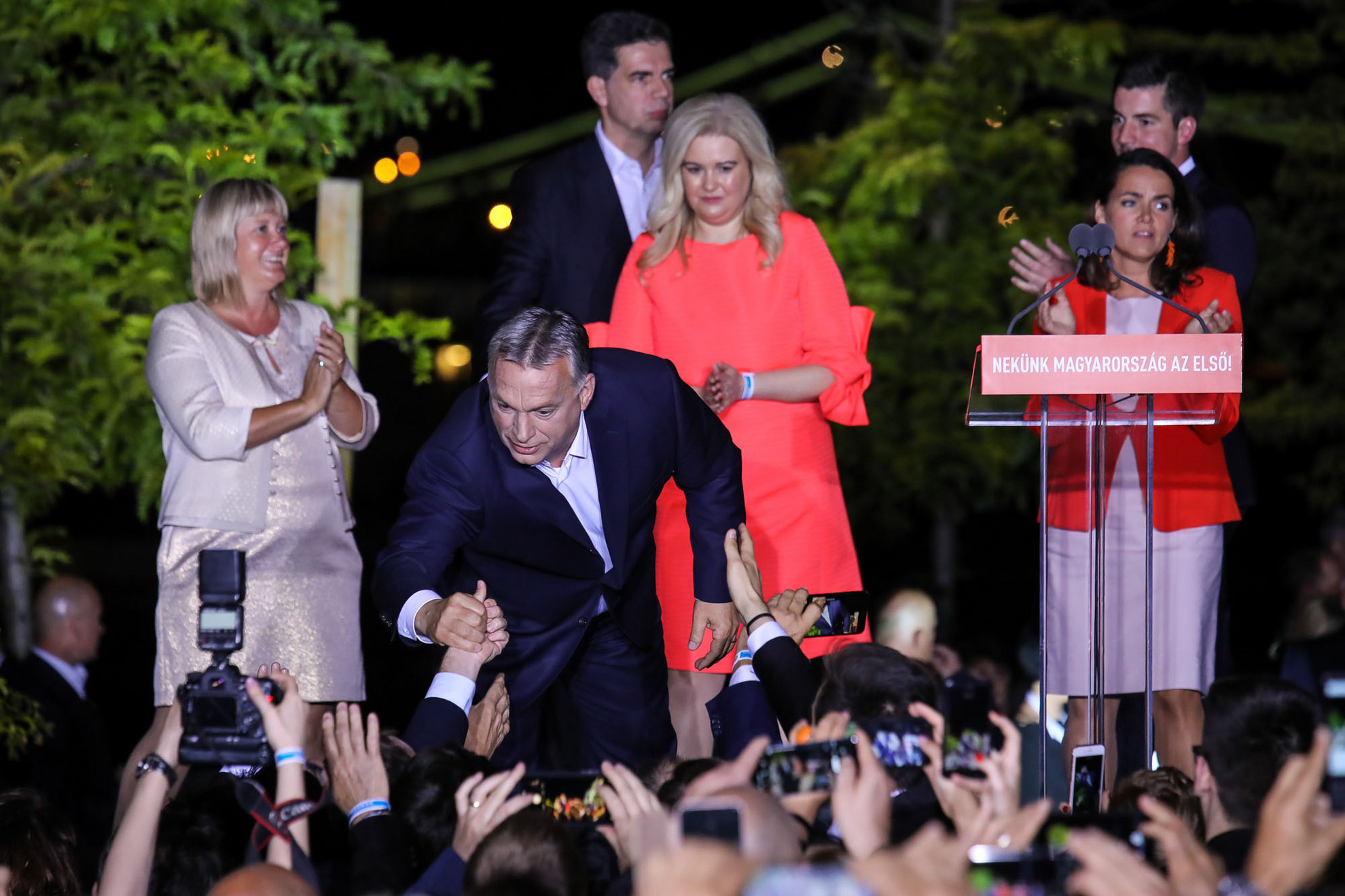 Fotó: MH/Hegedüs Róbert Egyedülálló módon a Fidesz-KDNP a választók szavazatainak 52,33 százalékát szerezte meg, így tizenhárom képviselőt küldhet az Európai Parlamentbe. Orbán Viktor vasárnap este a Bálna épületénél, a Fidesz-KDNP eredményváró rendezvényén mondta el győzelmi beszédét