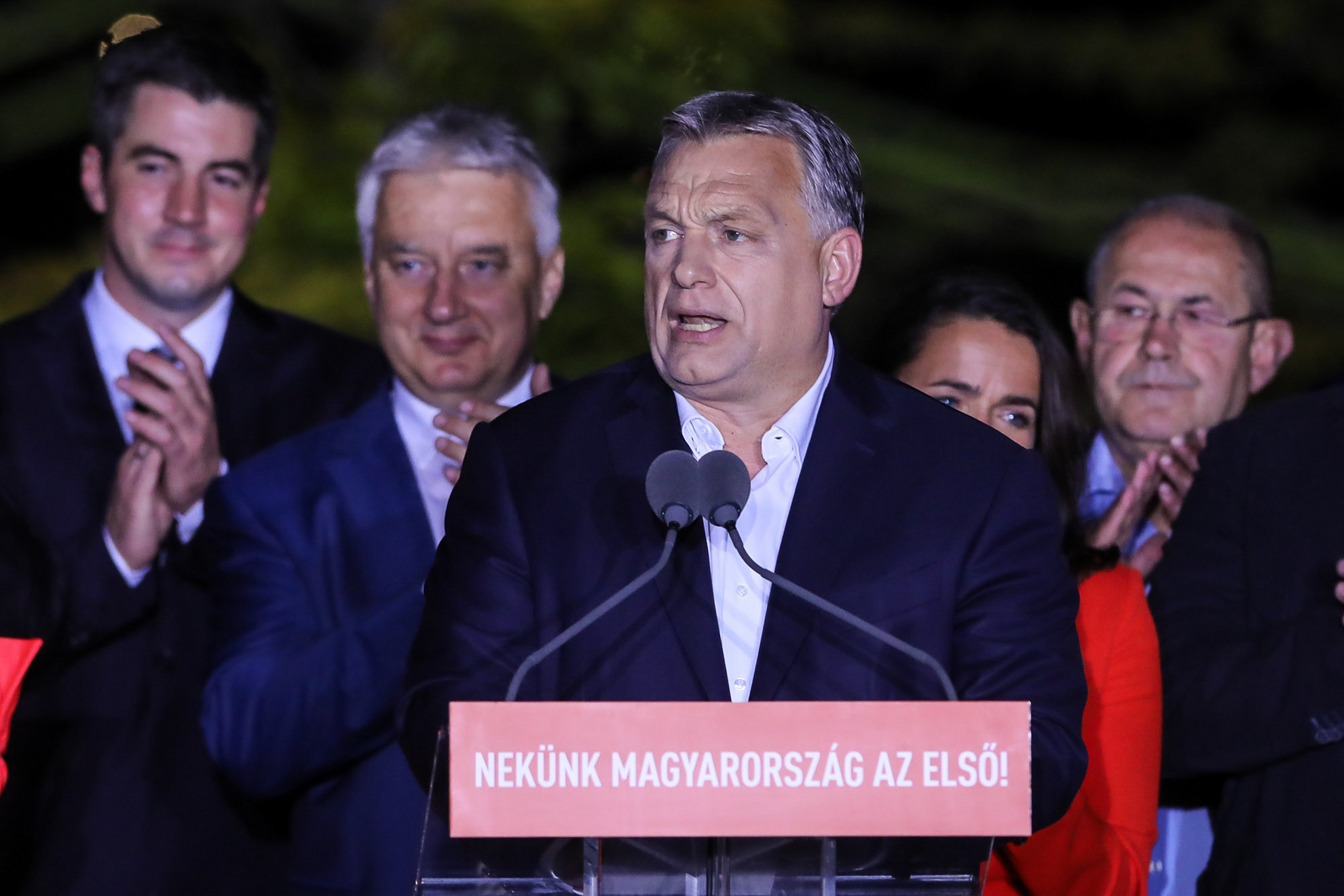 Fotó: MH/Hegedüs Róbert A magyar kormány az emberektől ismét erős felhatalmazást kapott, hogy Brüsszelben a változást képviselje – közölte a miniszterelnök a Bálna épülete előtt