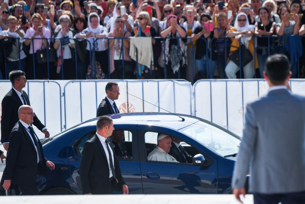 Testőrök kísérik a pápát a székesegyházhoz szállító autót