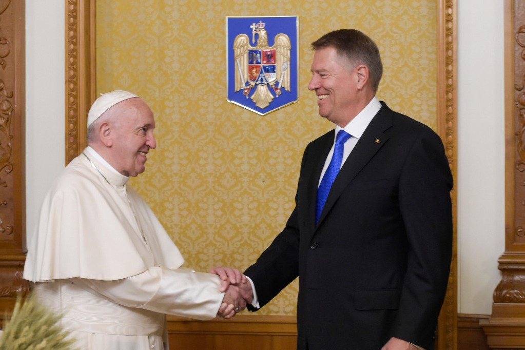 Klaus Iohannis román elnök is üdvözölte a pápát