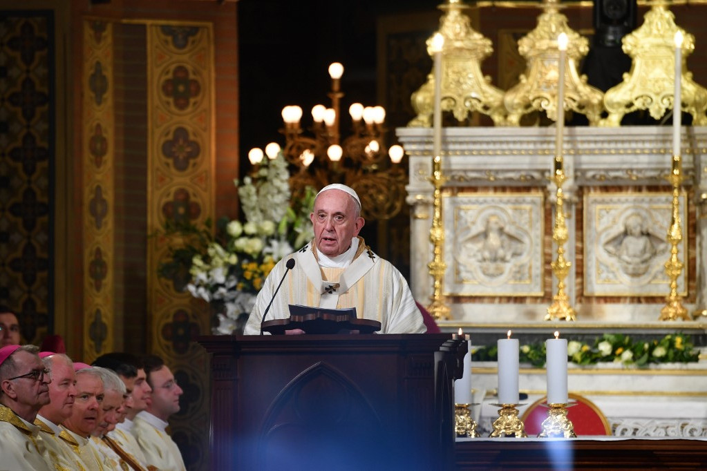 Ferenc pápa misét mutat be a bukaresti Szent József székesegyházban