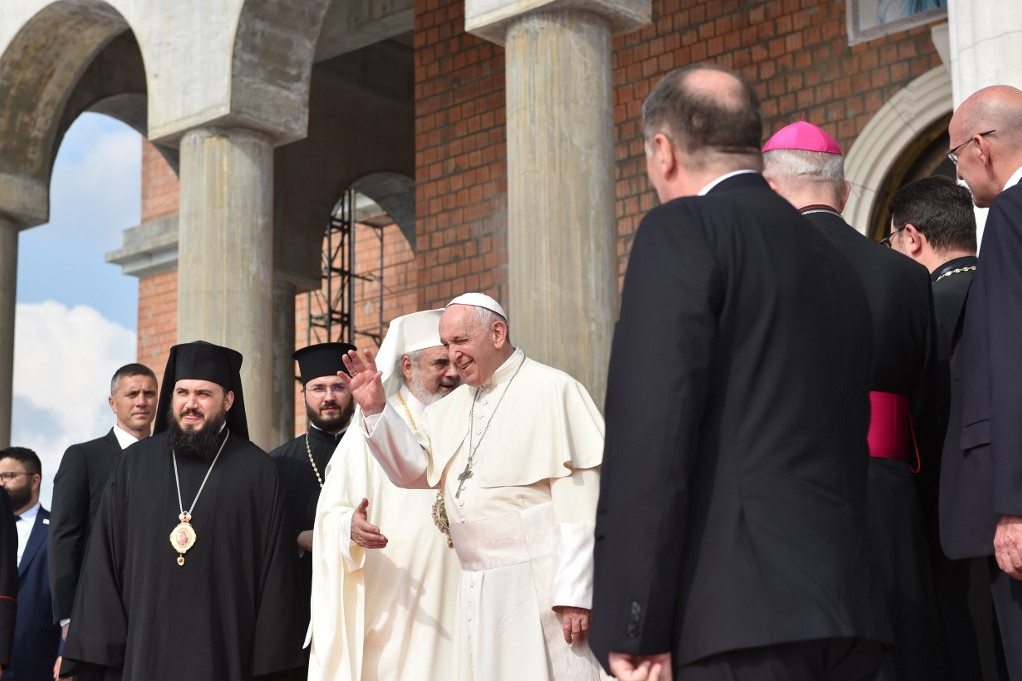 Ferenc pápa integet a bukaresti Nemzet Megváltása-katedrális előtt