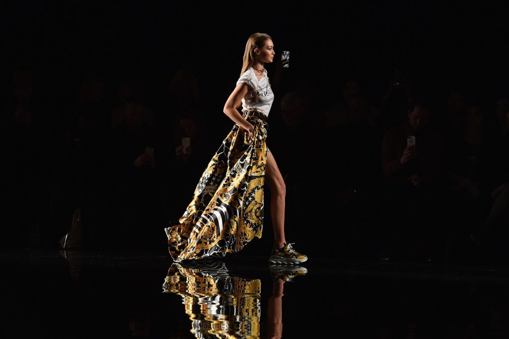 Fotó: AFP / Angela Weiss Gigi Hadid a Versace Cruise idei divatshowján hordta ezt a méregdrága darabot