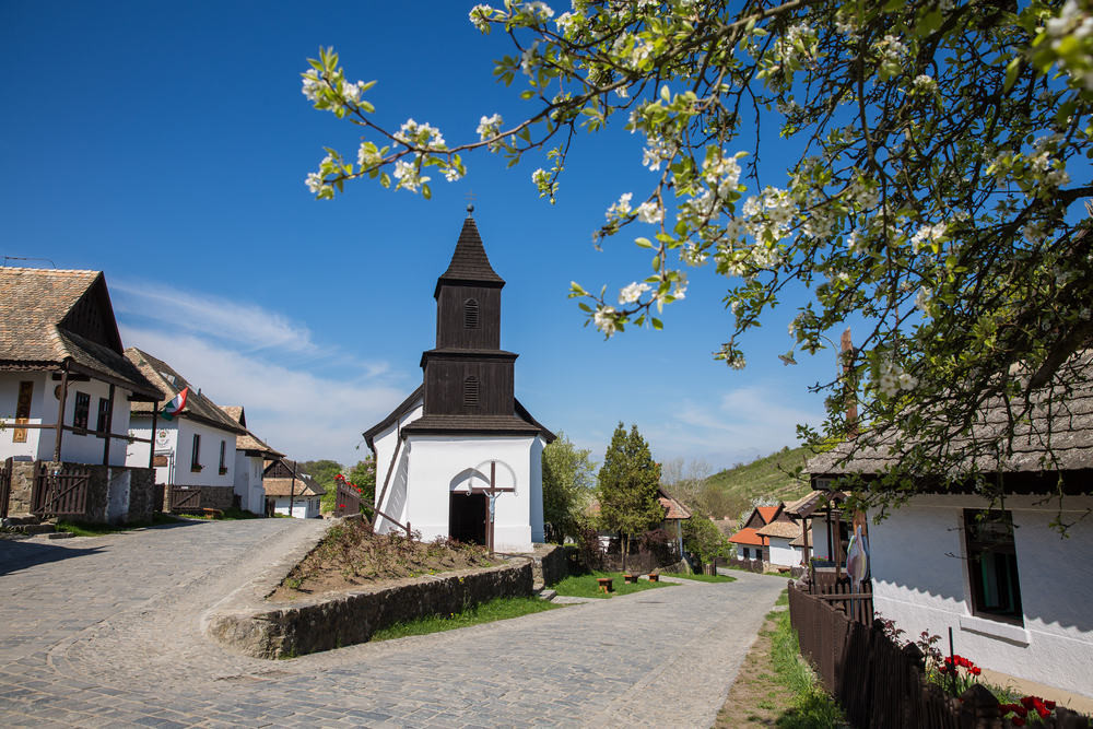 Forrás: Világjáró.hu Hollókőn rengeteg a látnivaló, rövid sétával a vár is elérhető