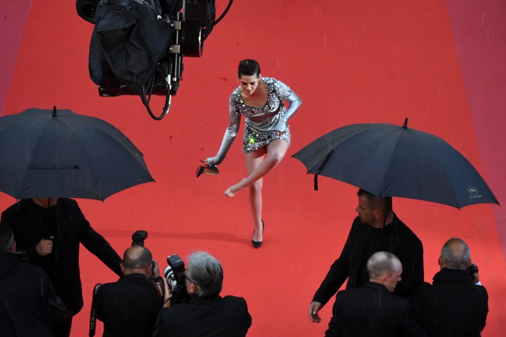 Fotó: AFP / Antonin THUILLIER A Cannes-i fesztiválon mindenki meglepődött, amikor az Alkonyat sztárja levette a cipőjét a vörös szőnyegen