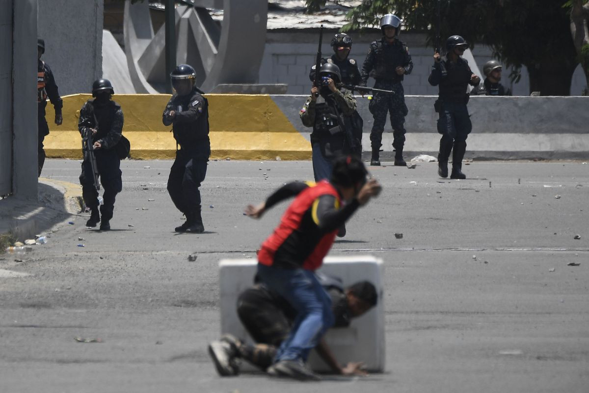 Forrás: AFP Maduro meggyőződését fejezte ki, hogy továbbra is számíthat a hadsereg vezetőinek teljes támogatására