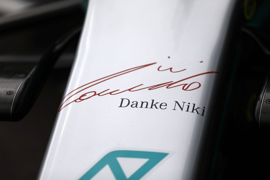 Lauda szignója és a Danke Niki! felirat a Mercedesen