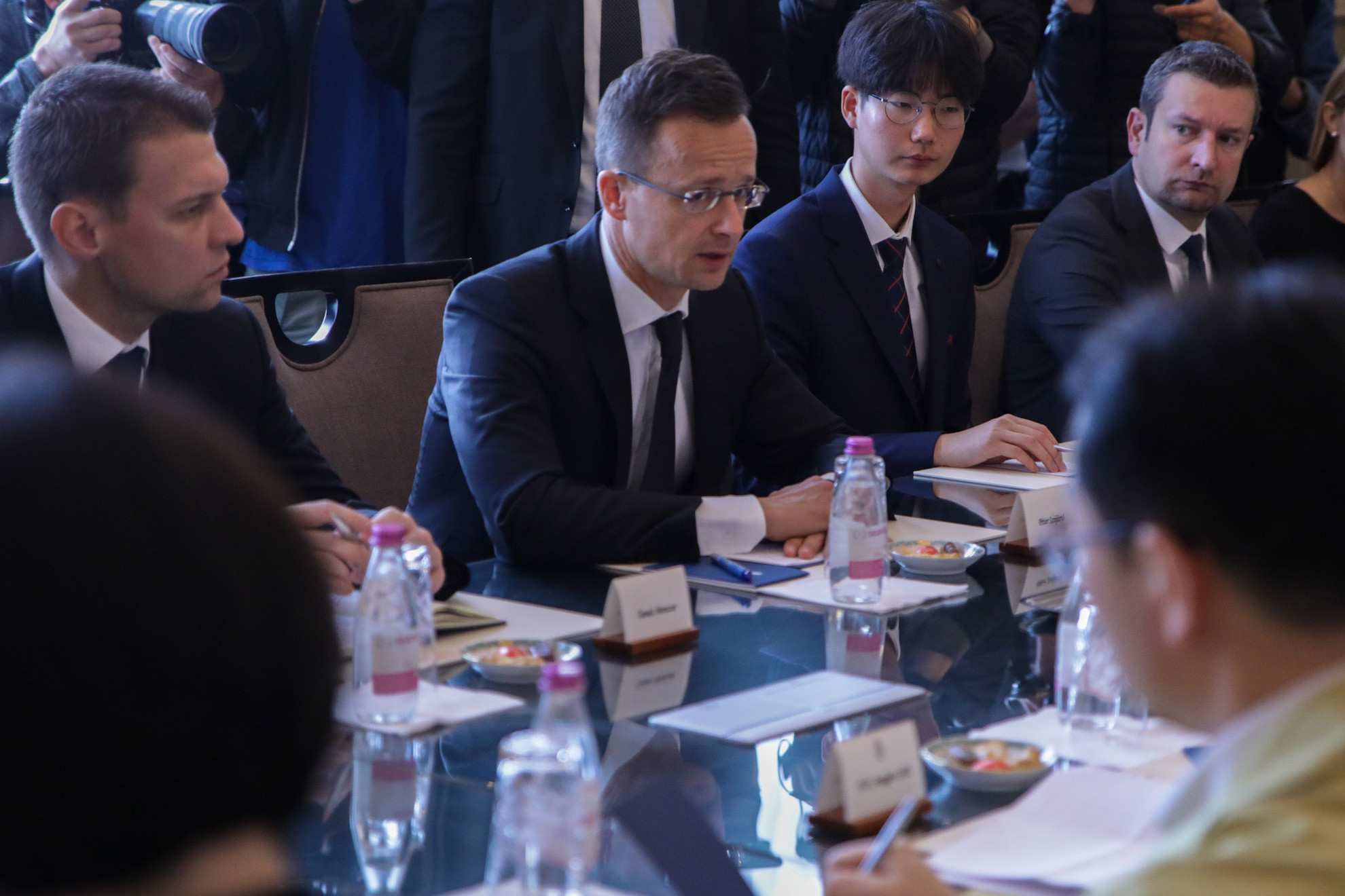 Forrás: MH/Ficsor Márton Szijjártó Péter (középen) a dél-koreai külügyminiszterrel folytatott tárgyaláson