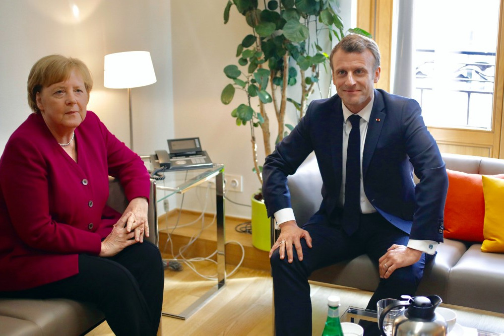 Fotó: AFP/POOL/Olivier Matthys Merkel és Macron a brüsszeli EU-csúcson