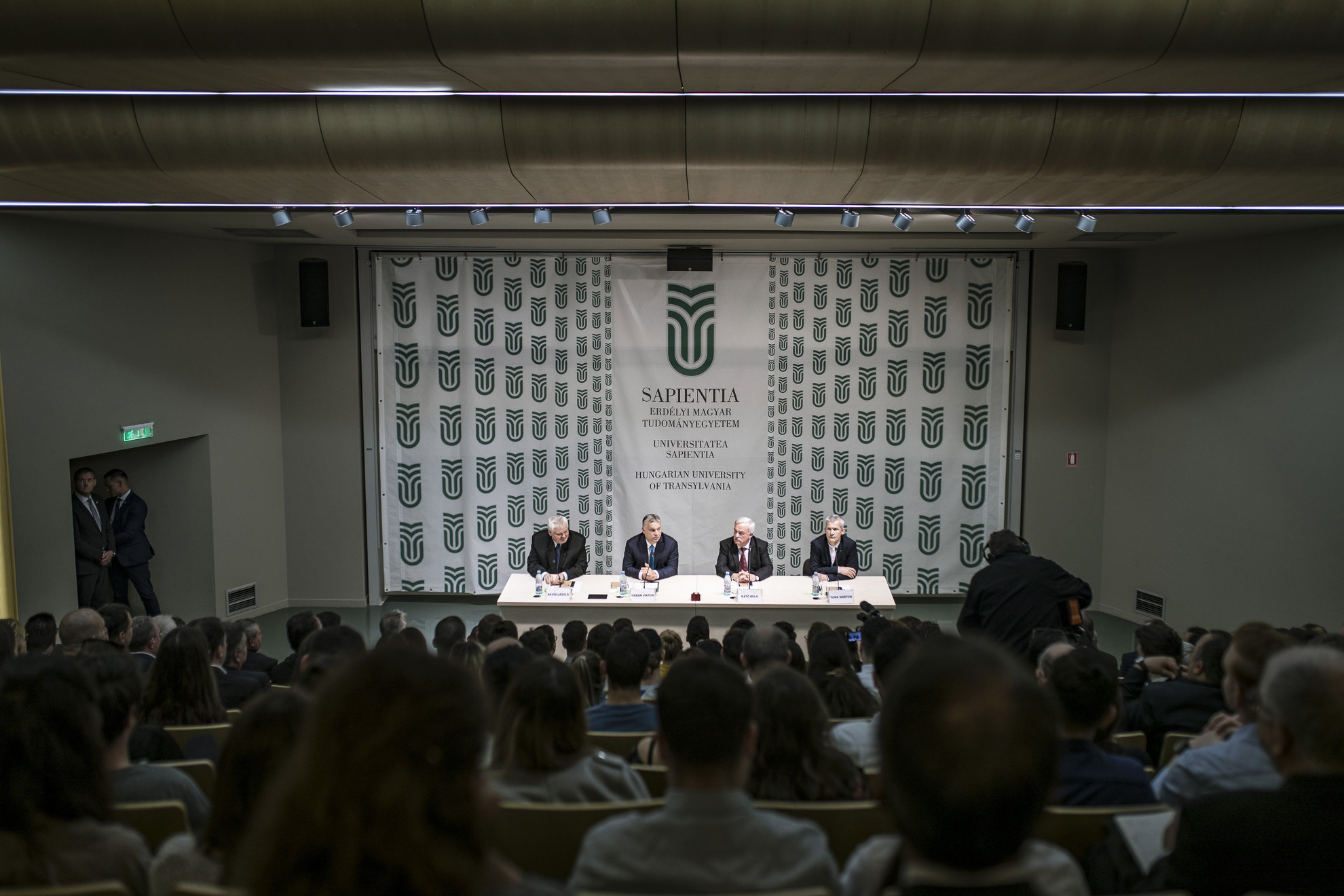 Fotó: MTI/Miniszterelnöki Sajtóiroda A Miniszterelnöki Sajtóiroda által közreadott képen Orbán Viktor miniszterelnök (b2) előadása a Sapientia Erdélyi Magyar Tudományegyetemen Kolozsváron 2019. május 8-án