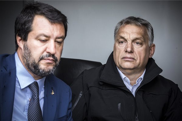 A Miniszterelnöki Sajtóiroda által közreadott képen Orbán Viktor miniszterelnök (j) és Matteo Salvini olasz belügyminiszter, miniszterelnök-helyettes határszemlén Röszkénél