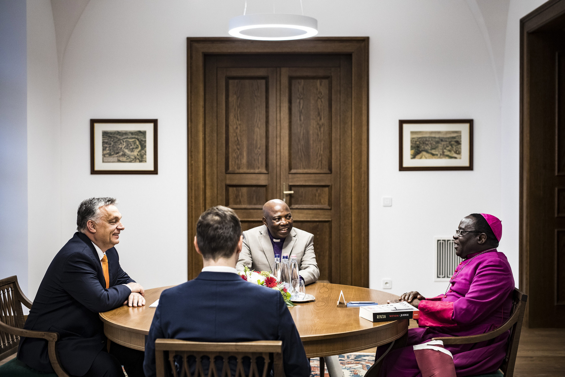 Fotó: MTI/Miniszterelnöki Sajtóiroda Orbán Viktor miniszterelnök (b), Dacholom Datiri, egy nigériai református egyház, a Church of Christ in Nations lelkészi elnöke (szemben) és Matthew Hassan Kukah, a nigériai Sokoto megyéspüspöke (j) megbeszélést folytat a Karmelita kolostorban