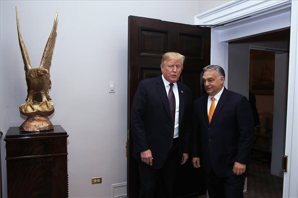 Forrás: MTI/Koszticsák Szilárd Donald Trump amerikai elnök fogadja Orbán Viktor miniszterelnököt