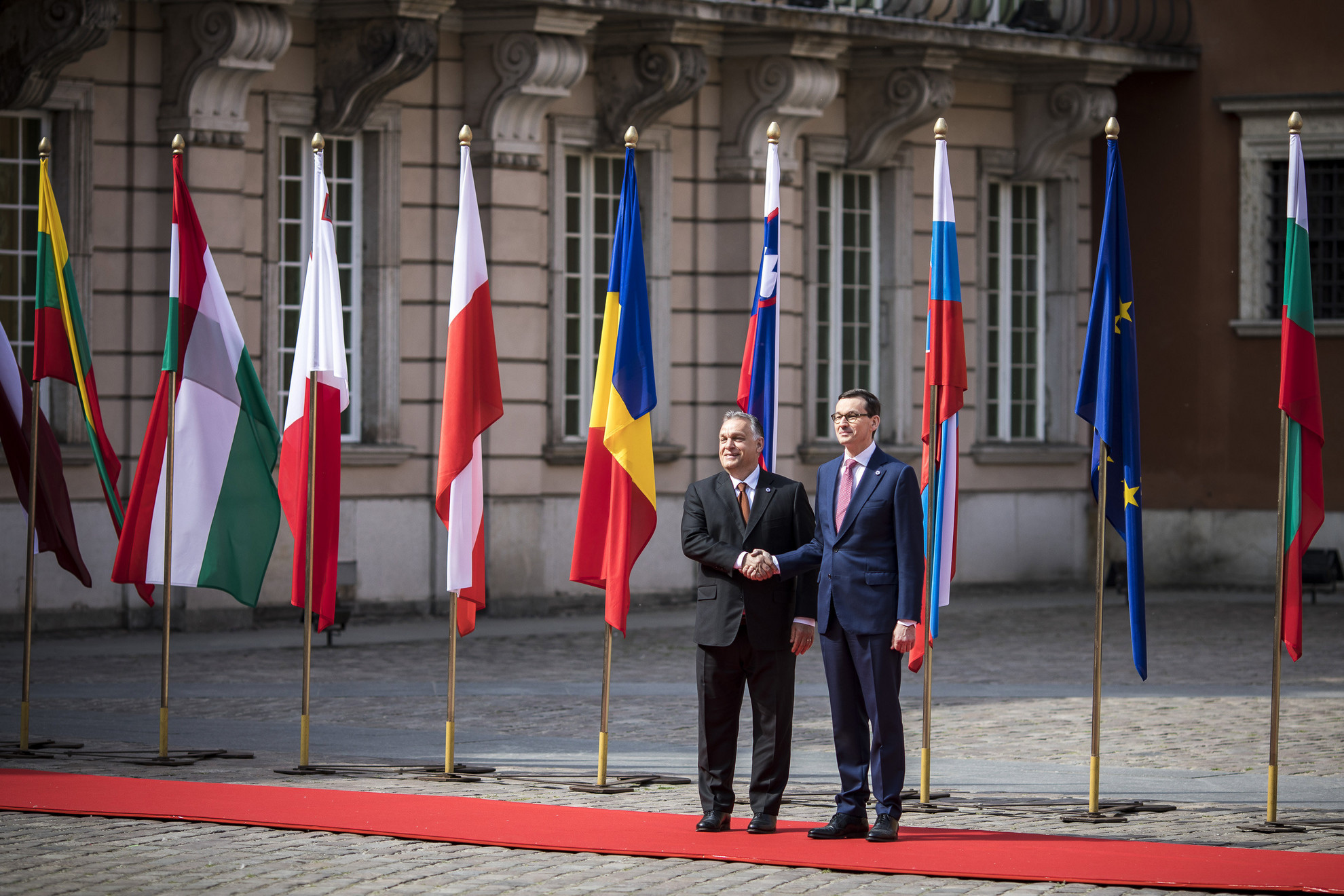 Fotó: MTI/Miniszterelnöki Sajtóiroda A Miniszterelnöki Sajtóiroda által közreadott képen Orbán Viktor miniszterelnököt (b) fogadja Mateusz Morawiecki lengyel miniszterelnök az Európai Unióhoz 2004-ben csatlakozott országok, valamint az azóta belépett Románia, Bulgária és Horvátország varsói csúcstalálkozóján