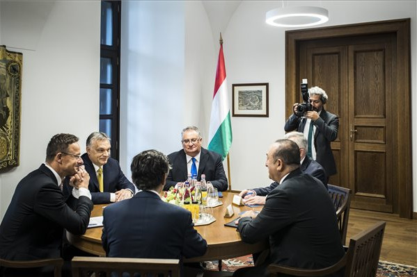 Fotó: MTI/Miniszterelnöki Sajtóiroda Orbán viktor miniszterelnök (b2) megbeszélést folytat Mevlüt Cavusoglu török külügyminiszterrel (j) a Karmelita kolostorban. Balról Szijjártó Péter külgazdasági és külügyminiszter.