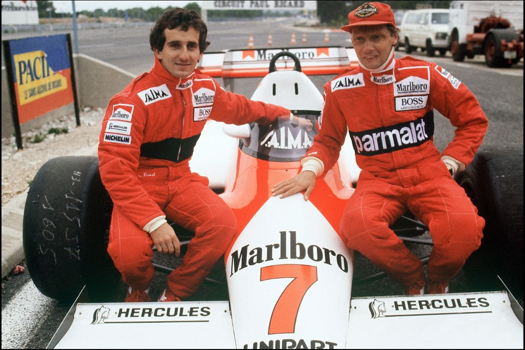 Fotó: AFP/Gerard Fouet A francia Alain Prosttal (jobbra) csapattársak voltak a McLarennél, ahol Lauda 1984-ben harmadik vb címét szerezte