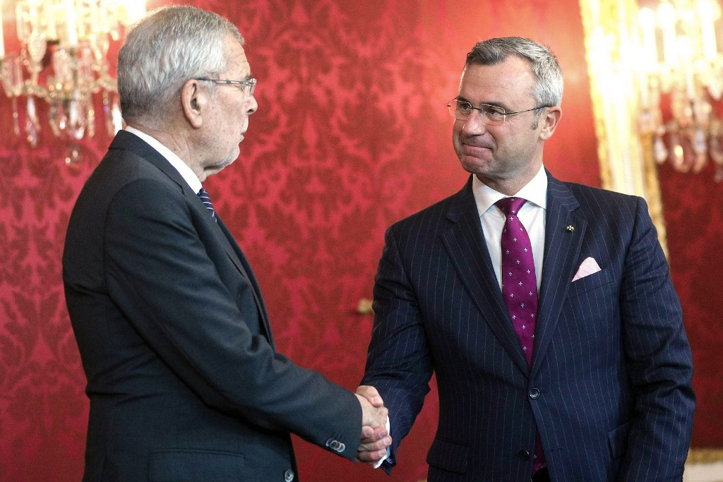 Fotó: AFP/APA/Georg Hochmuth Alexander Van der Bellen szövetségi elnök és Norbert Hofer, az Osztrák Szabadságpárt kijelölt elnöke
