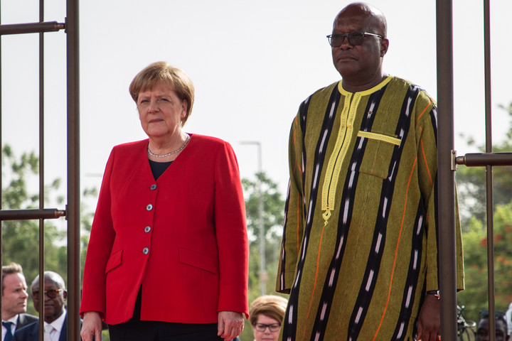 Fotó: AFP/OLYMPIA DE MAISMONT Merkel: Fontos az együttműködés Nigerrel a szabályozatlan migráció ellen