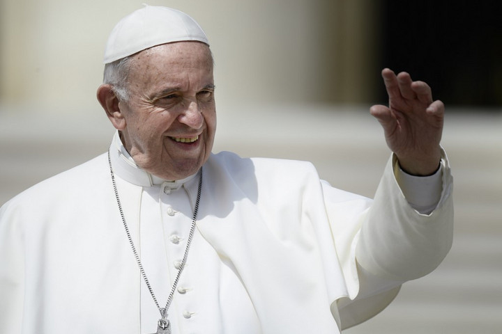 Ferenc pápa székely kapun át érkezik és arany rózsát visz Csíksomlyóra