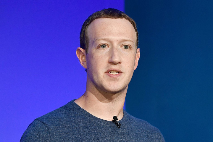 Facebook-furcsaságok: a szabálykönyv szentség, a horogkereszt tiltott, a sarló‑kalapács belefér