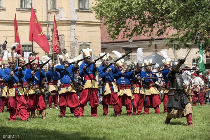 Fotó: programturizmus.hu Hadijátékok várják a közönséget a 12. Tatai Patarán