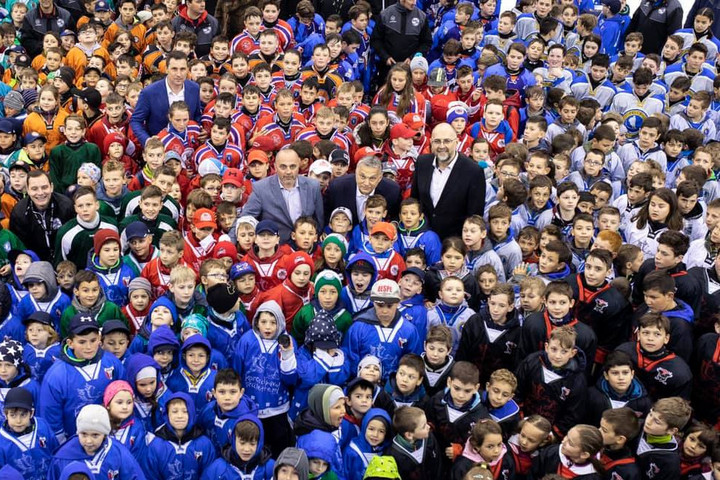 Fotó: Orbán Viktor Facebook-oldala Orbán Viktor meglátogatta a Székelyföldi Jégkorong Akadémiát