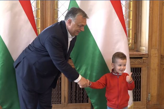 Egy kisfiút fogadott a parlamentben a kormányfő