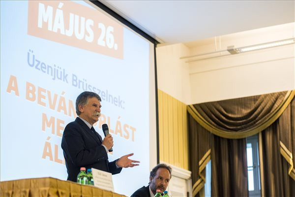 Kövér: A brüsszeli vezetők elfednék az elhibázott bevándorlási politikát