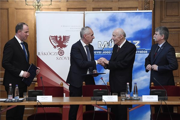 Fotó: MTI/Kovács Tamás Kövér: Magyarként annyit érünk, amennyit segíteni tudunk nemzettársainkon