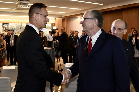 Fotó: MTI/KKM/Mitko Sztojcsev Szijjártó: Texasi cégek már kutatás-fejlesztéssel is foglalkoznak Magyarországon