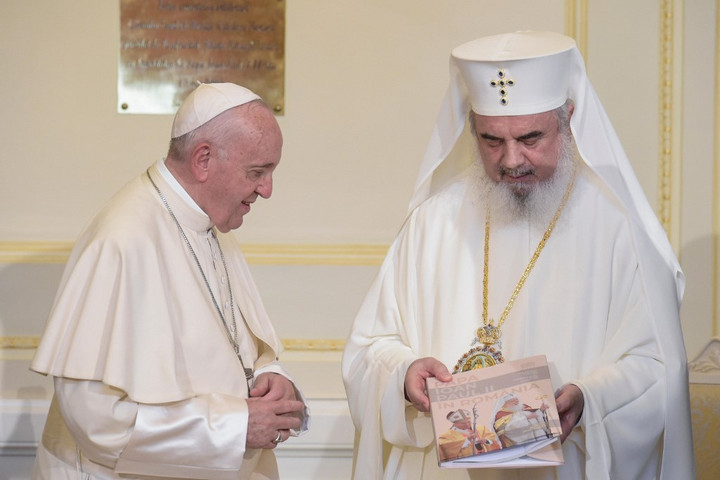 Összefogásra buzdított Ferenc pápa Bukarestben