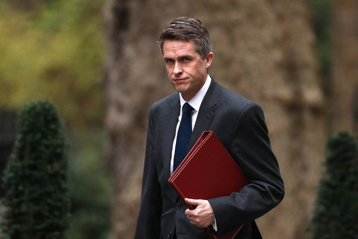 Menesztették a brit védelmi minisztert a Huawei-kiszivárogtatás miatt