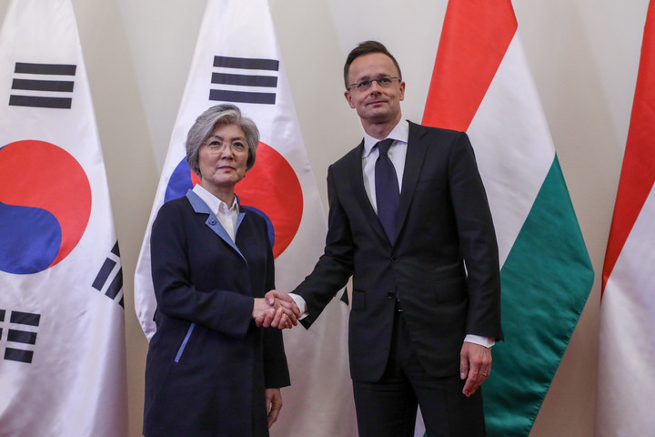 Fotó: MH/Ficsor Márton Szijjártó Péter: A magyar hatóságok minden tőlük telhetőt megtesznek a hajóbaleset kapcsán