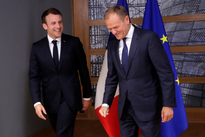 Fotó: AFP/POOL/Olivier Hoslet Macron nem támogatja, Merkel újra kiállt Weber mellett