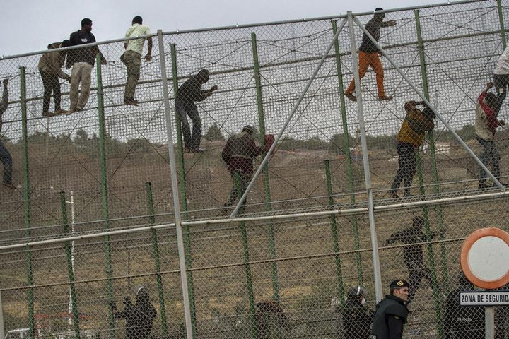 Fotó: AFP Ismét afrikai migránsok ostromolták a marokkói-spanyol határkerítést