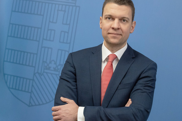 Fotó: KKM Menczer: Fejlődő pályán van Magyarország