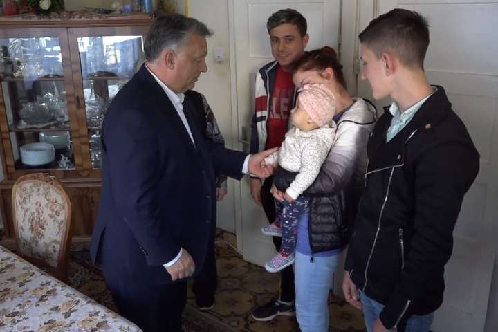 Fotó: Facebook Orbán Viktor meglátogatott egy szászfenesi családot