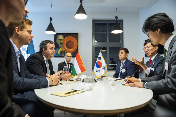 Fotó: MTI/Mónus Márton Együttműködési megállapodást kötött a magyar és a koreai közlekedési intézet