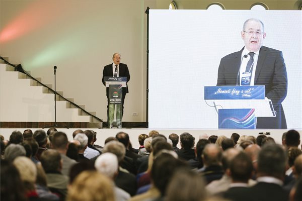 Fotó: MTI/Molnár Edvárd Pásztor István újraválasztották a VMSZ elnökévé