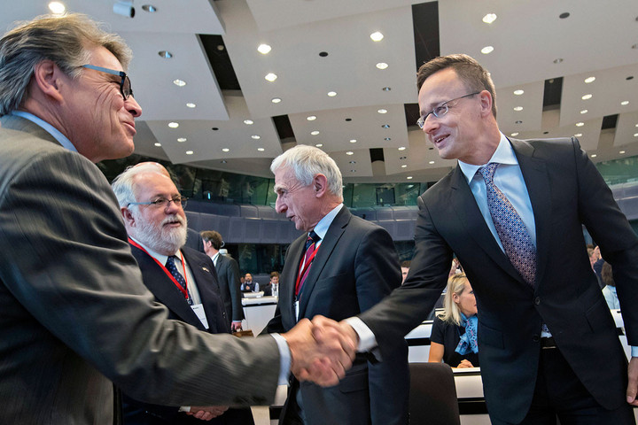 Fotó: MTI/KKM/Burger Zsolt Szijjártó Péter: A kelleténél lassabban haladnak a többirányú energiabeszerzést elősegítő beruházások