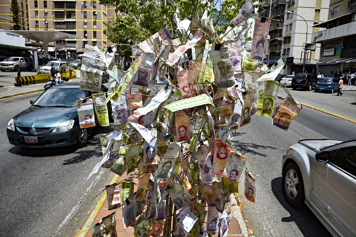 Fotó: AFP/Yuri Cortez A venezuelai jegybank szerint tavaly 130 ezer százalék volt az infláció