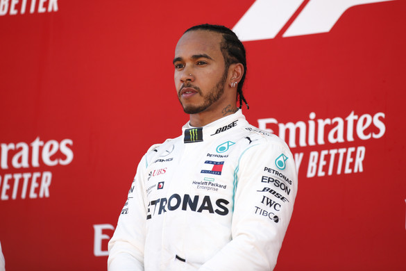 Egy valódi F1-es autóval lepett meg egy haldokló kisfiút Lewis Hamilton