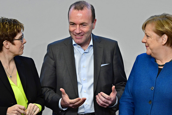 Több irányból bírálják már Webert