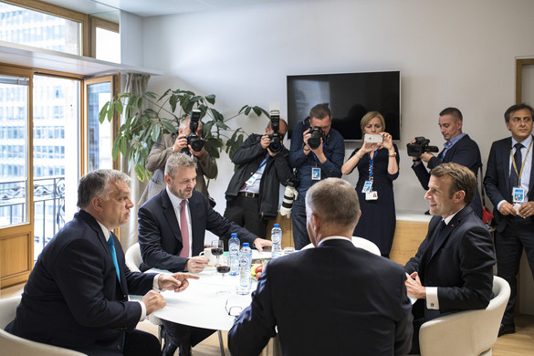 Emmanuel Macron összeült Orbánékkal