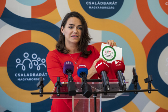 Novák Katalin: Családbarát matricákkal látják el a támogatott autókat