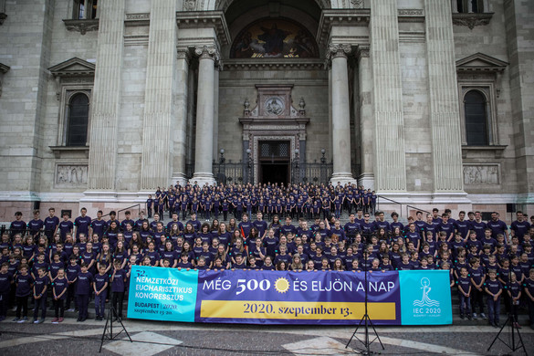 A Nemzetközi Eucharisztikus Kongresszust népszerűsítő flashmob volt Budapesten