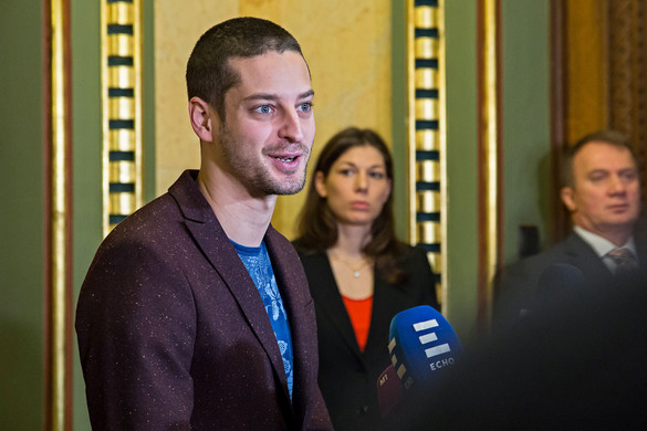 „Ungár és a többi kétszínű ellenzéki meg sem szavazta az ápolási díj emelését”