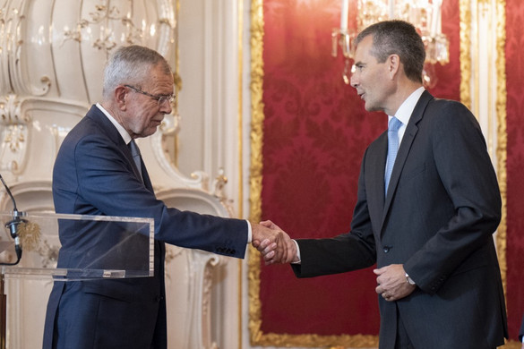 Az osztrák államfő felmentette hivatalából a Kurz-kormányt